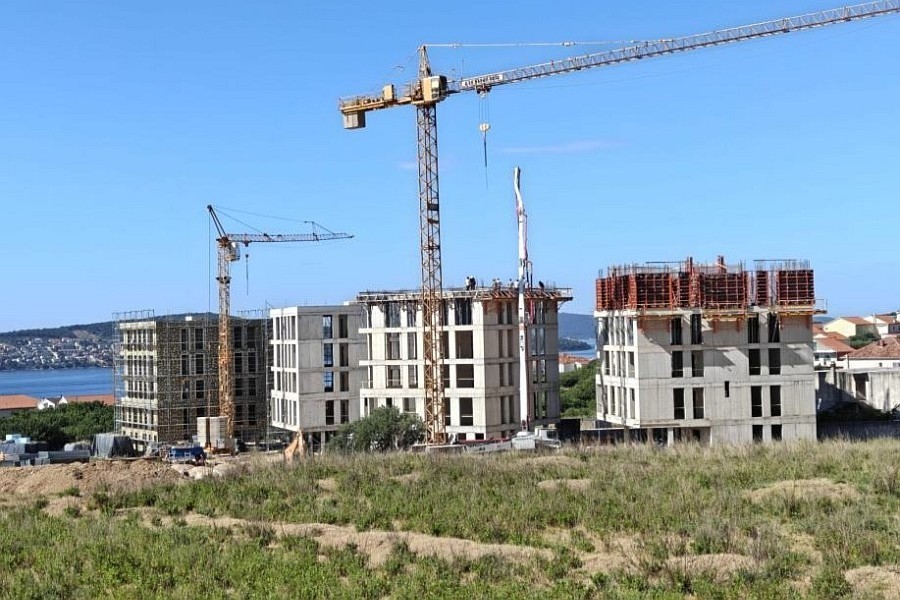 Staveniště obytného komplexu s výhledem na záliv Trogir