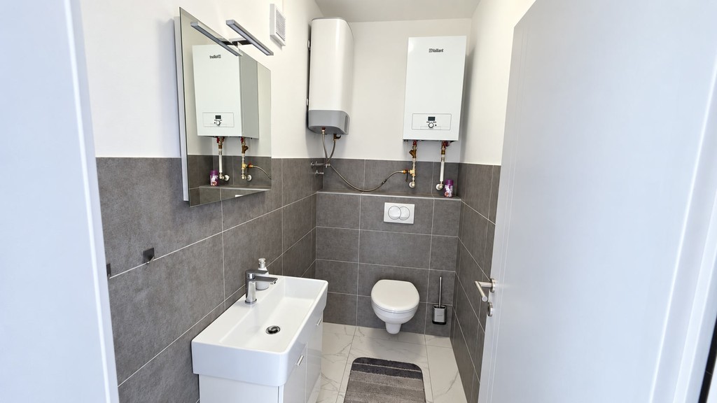 Samostatné WC s umyvadlem