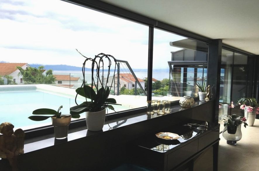 Střešní terasa s bazénem nemovitosti A824 na ostrově Krk v Chorvatsku.