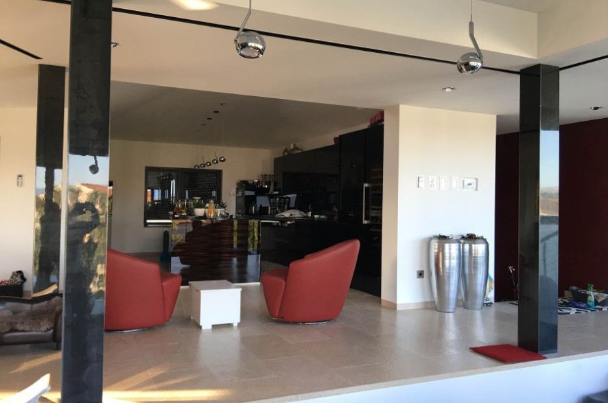 Byt je zařízen ve vysoké kvalitě.