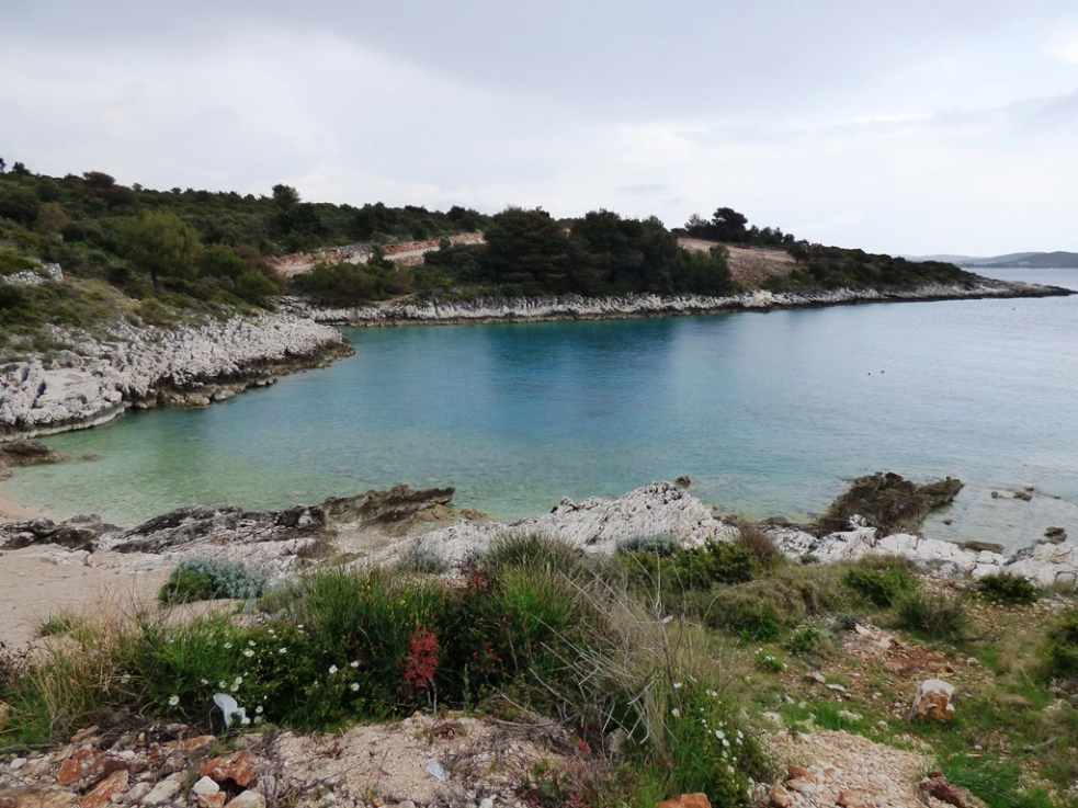 Malá zátoka u Rogoznice, která sousedí se stavebním pozemkem na prodej v Chorvatsku. Realitní kanceláře Chorvatsko - Panorama Scouting