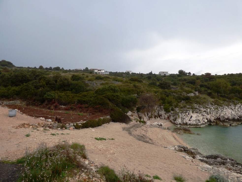 Pláž ze stavebního pozemku u moře nedaleko Rogoznice