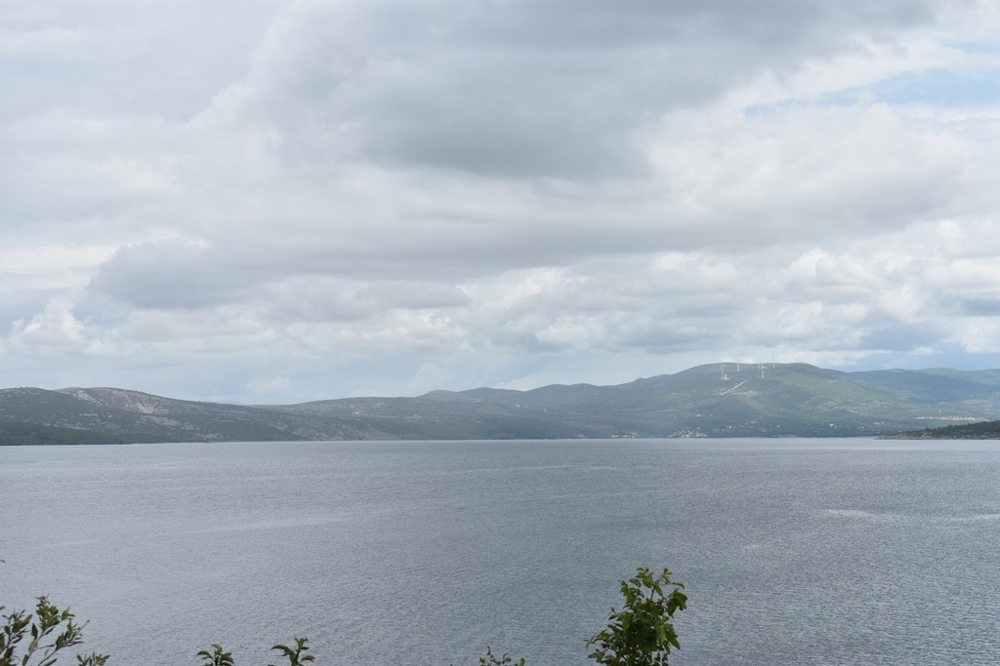 Výhled na moře z pozemku G356 v Chorvatsku, oblast Zadar, Dalmácie.