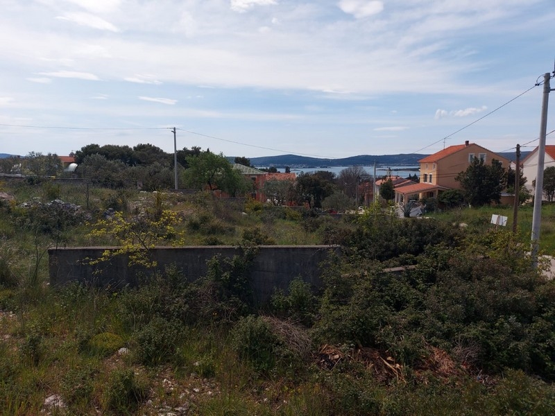 Stavební pozemek v blízkosti moře.