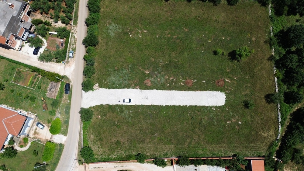 Letecký pohled na nemovitost v Chorvatsku na Istrii obklopenou zelenými kopci a výhledem na moře