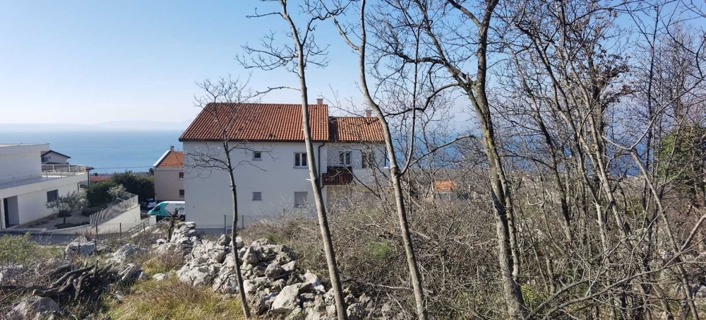 Výhled ze stavebního pozemku v Rijece na souseda a moře