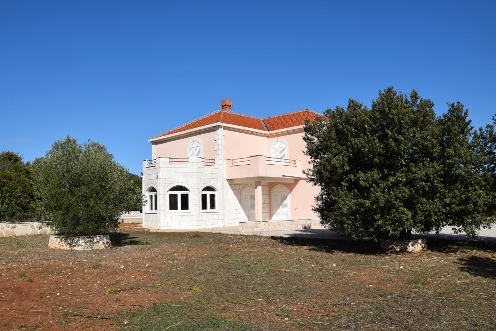 Vilu obklopuje velká zahrada.