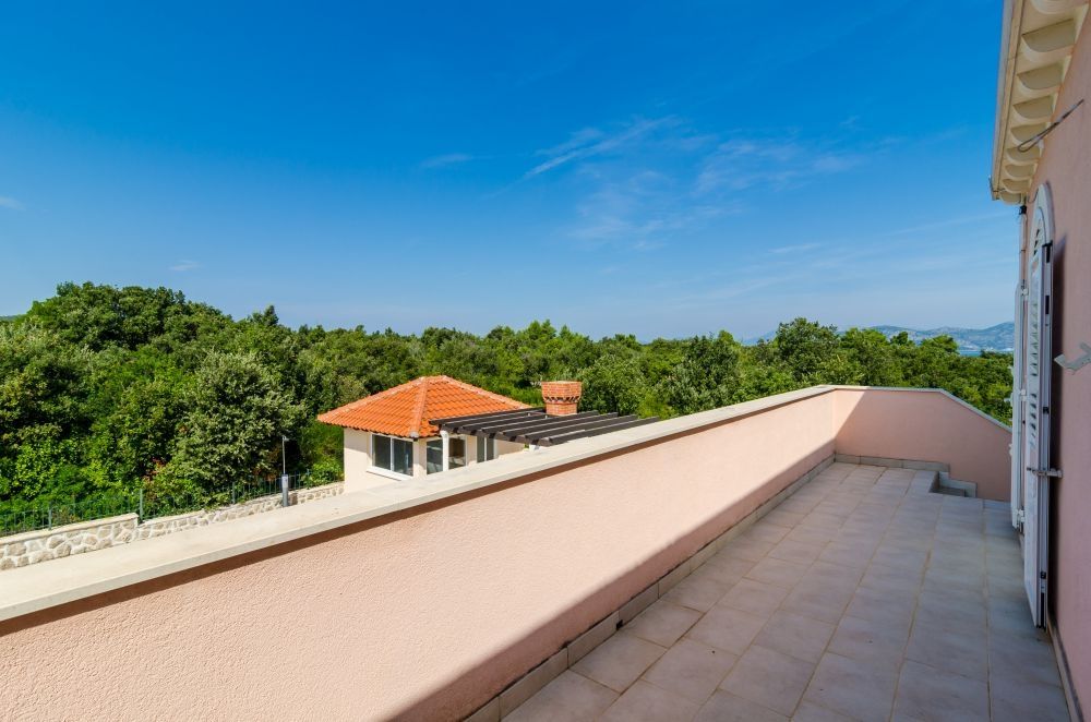 Velká terasa v horním patře.