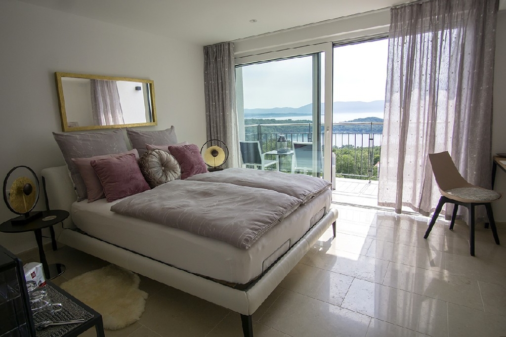 Ložnice s výhledem na moře.