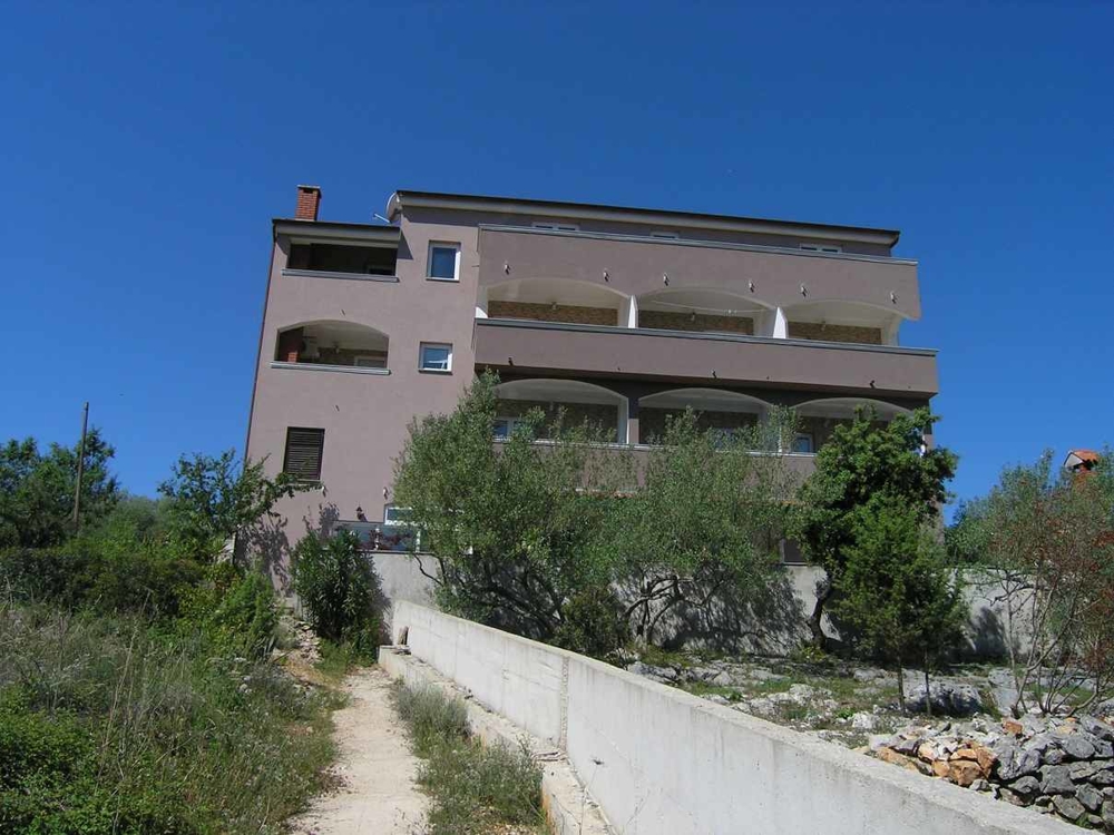 Vila s 10 apartmány v Chorvatsku na Ugljanu na prodej.