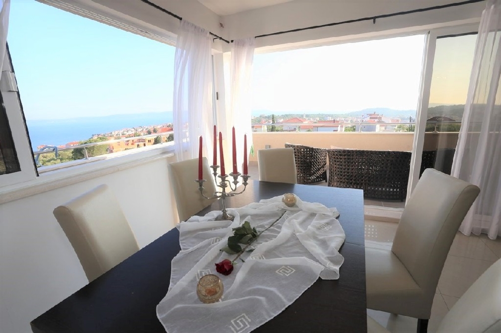 Pohled z balkonu vily H1106 v Chorvatsku.