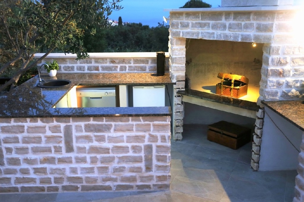 Grilovací gril objektu H1106 v Chorvatsku na ostrově Čiovo, Dalmácie.