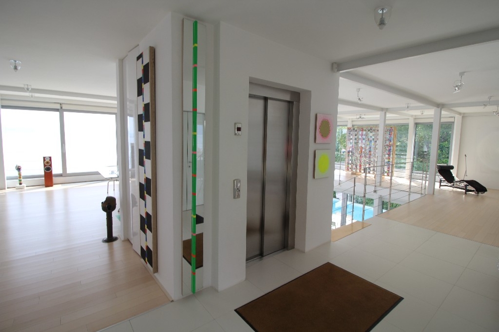 Ve vile je osobní výtah.