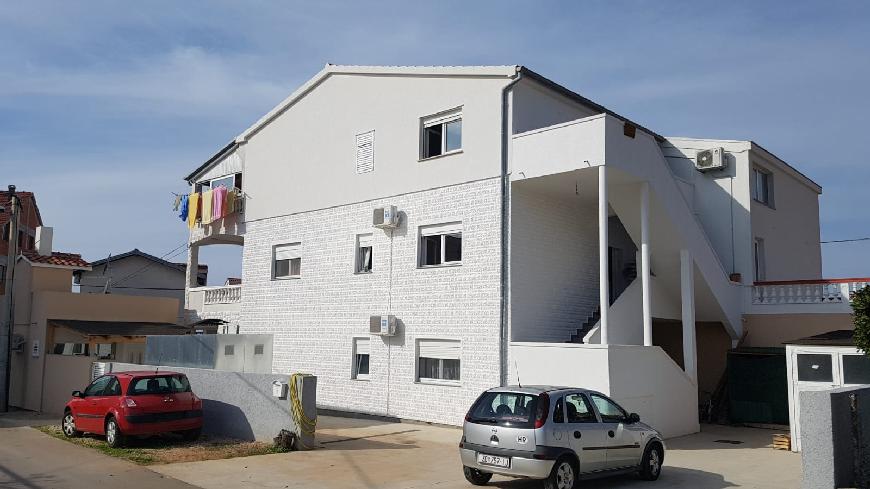 Pohled na parkoviště a nemovitost H1349 v Zadaru, Chorvatsko.