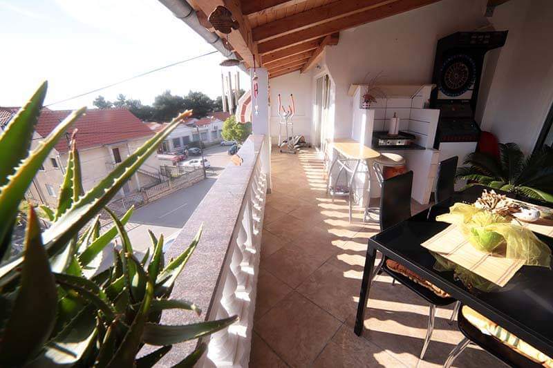 Krytá terasa s posezením - nemovitost H1349 v Diklo, Chorvatsko.