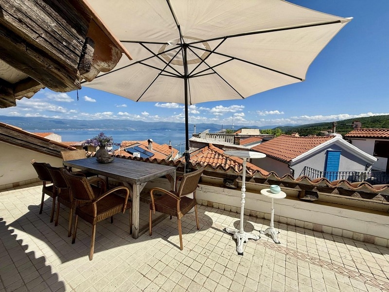 Zrekonstruovaný kamenný dům v Chorvatsku na ostrově Krk ve Vrbniku na prodej.