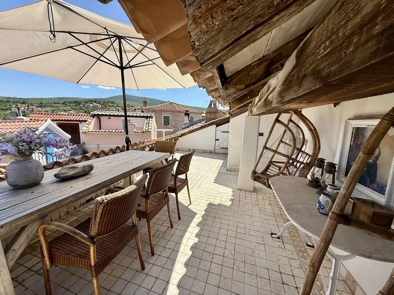 Prostorná střešní terasa s výhledem na střechy Vrbniku.