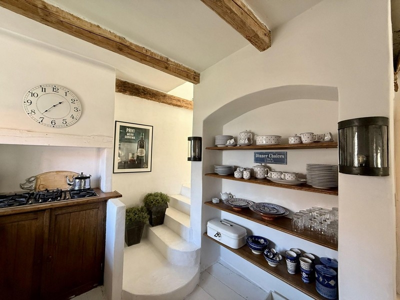 Útulný obývací prostor s krbem.