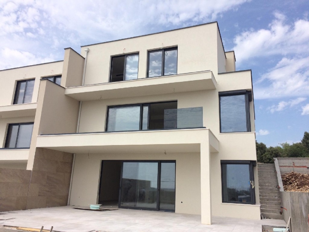 Kupte si dvojdomky s výhledem na moře nedaleko Rogoznice.