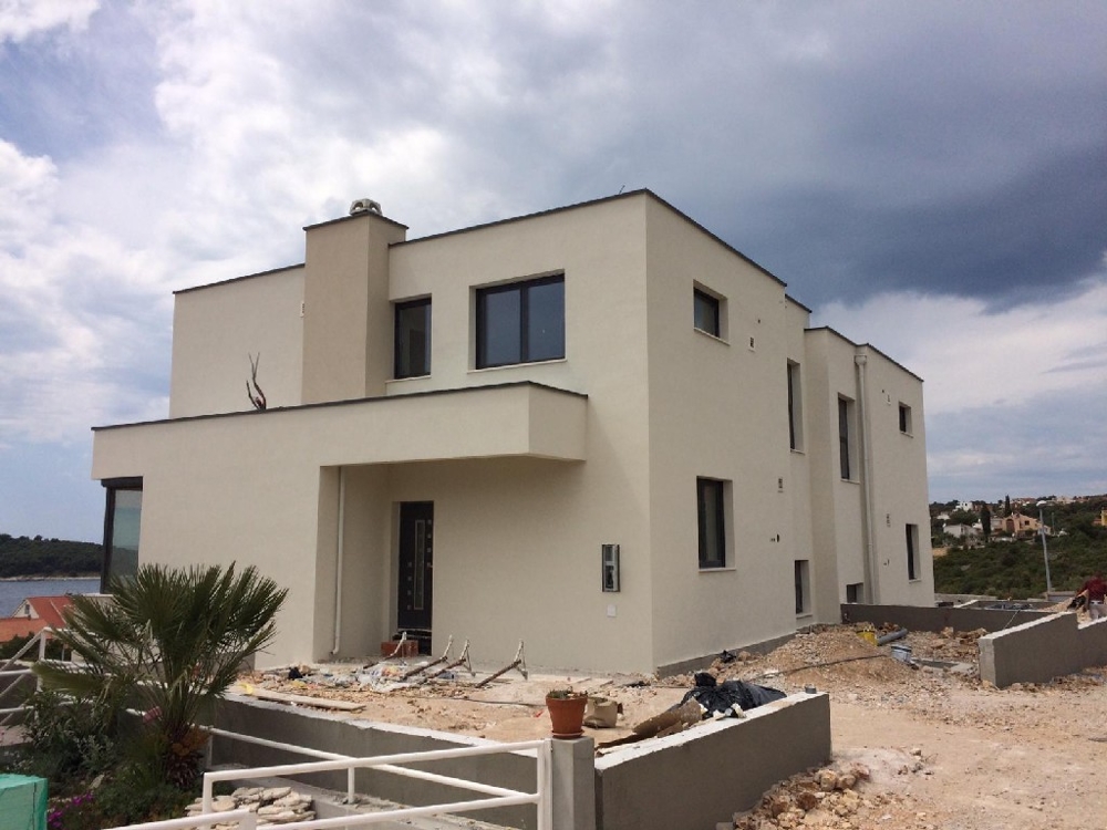 Zadní část a vchod do budovy.