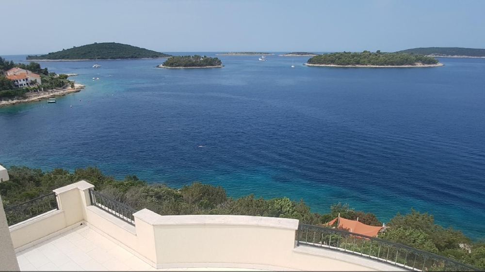 Další obrázek z balkonu s výhledem na moře přímo u vily na ostrově Šolta.