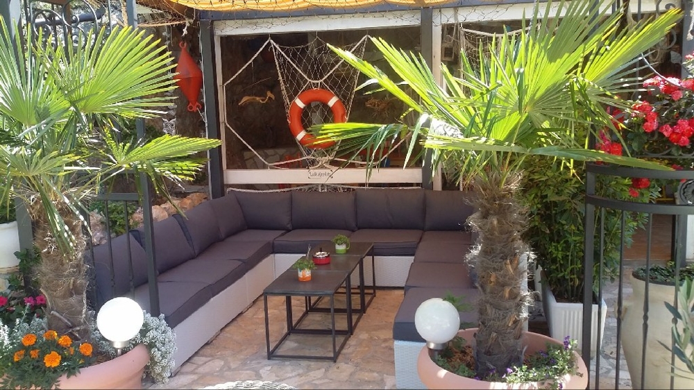 Krytá terasa s některými rostlinami vily - Prodám činžovní dům v Chorvatsku.