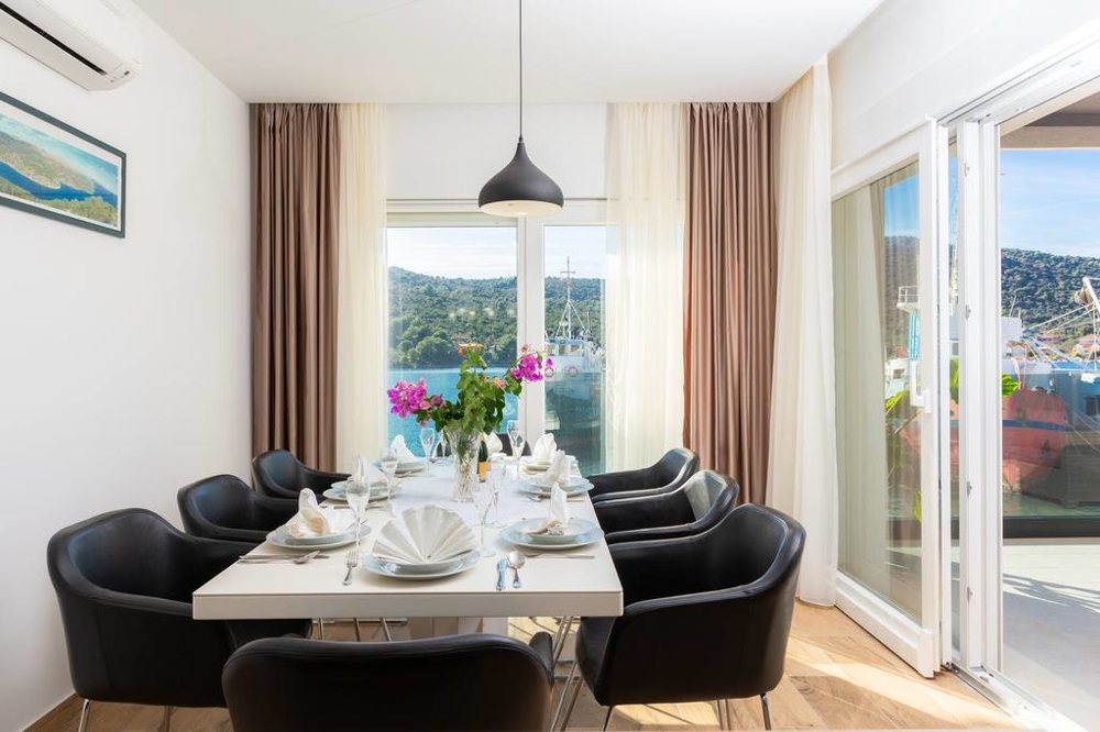 Jídelna s výhledem na moře.