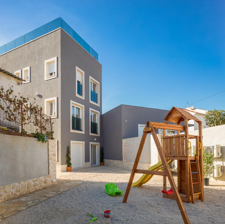 Vnitřní nádvoří vily H1208 - s dětským hřištěm.