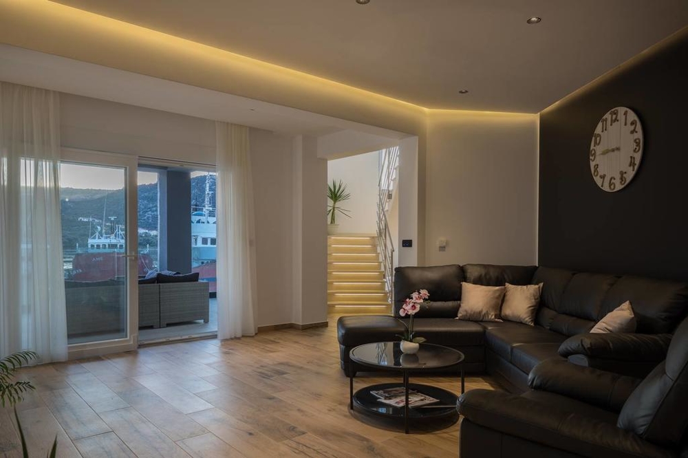 Luxusně zařízený obývací prostor.