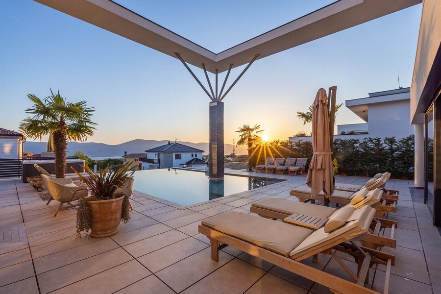 Bazén a výhled na moře.