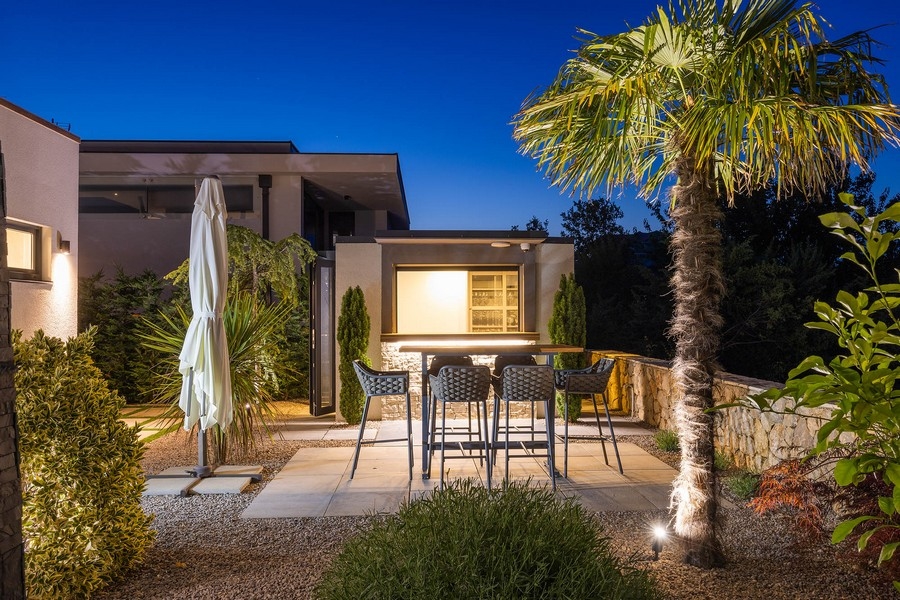 Venkovní prostor s letní kuchyní vily H1217 v Chorvatsku.