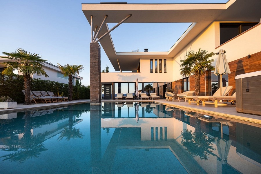 Vily s výhledem na moře v Chorvatsku.