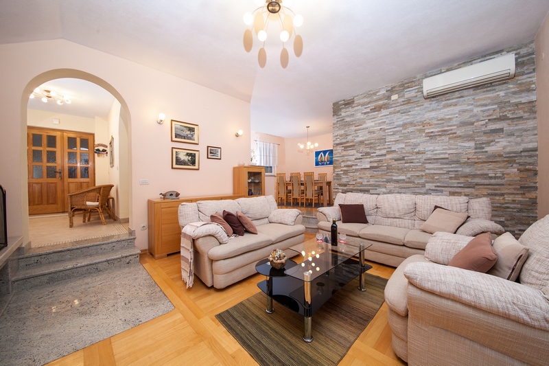 Pohled do obývacího pokoje a vstupního prostoru vily H1219 v Makarské.