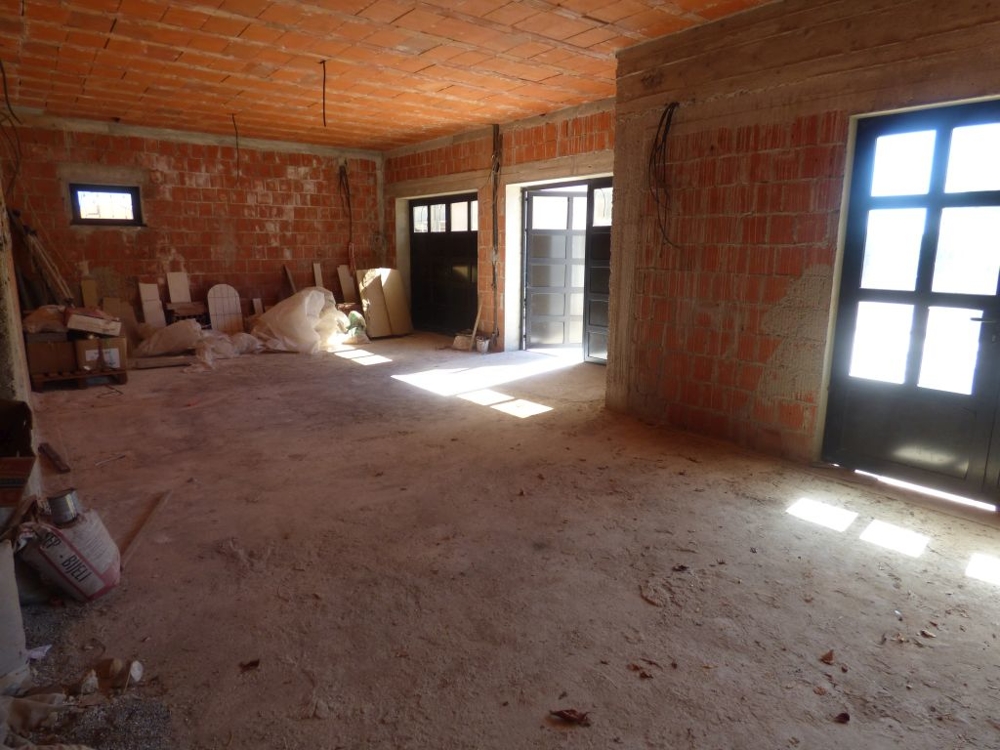 Přízemí / garáže v hrubém stavu.