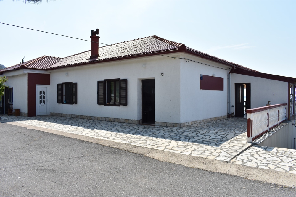 Vstupní plocha a příjezdová cesta k nemovitosti H1240.