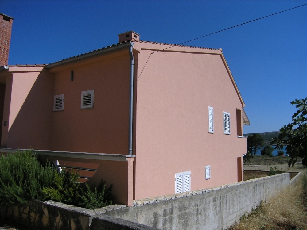 Dům v blízkosti moře - H1260 Zadní strana k moři.