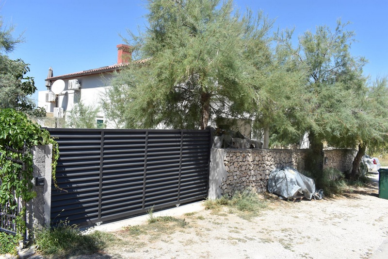 Apartmán s ložnicí v podkroví domu H1267 v Chorvatsku.