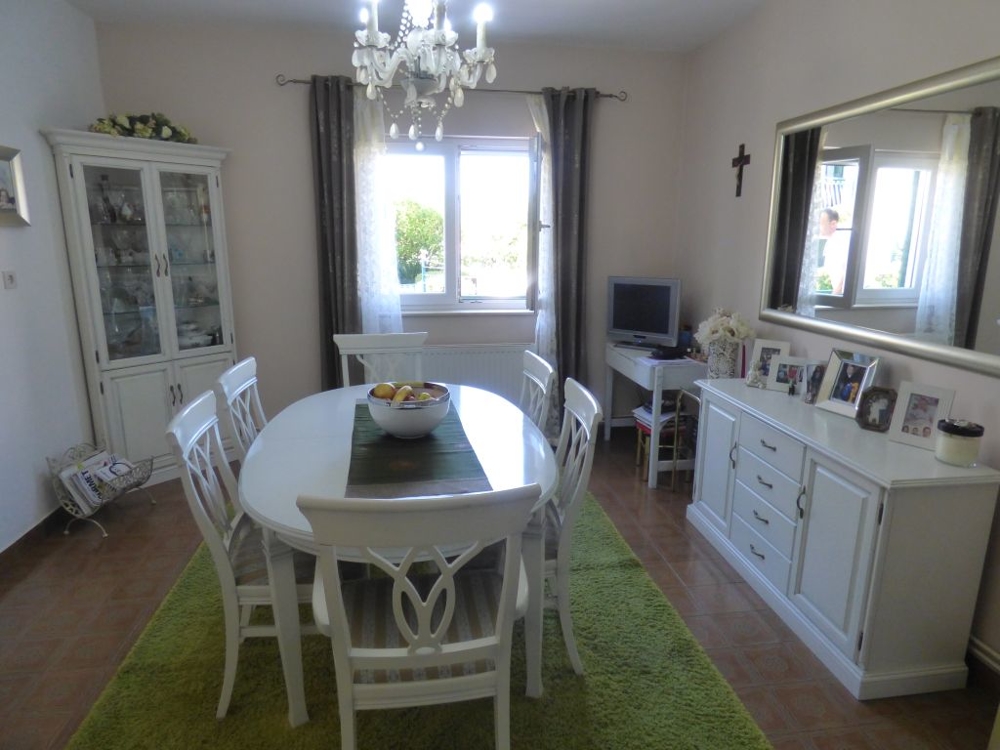 Zařízený obývací pokoj v přízemí.