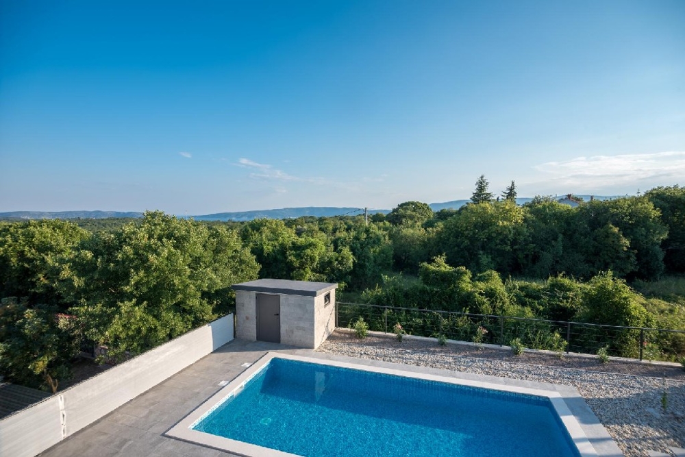 Bazén a výhled na moře.