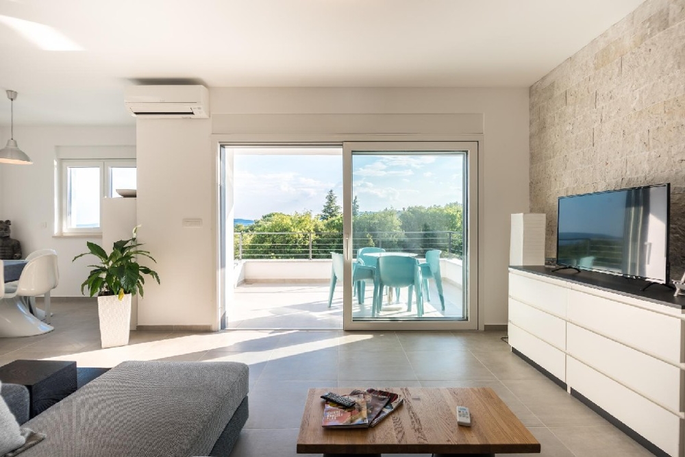 Pohled na vysoce kvalitní interiér vily H1283 na Krku.