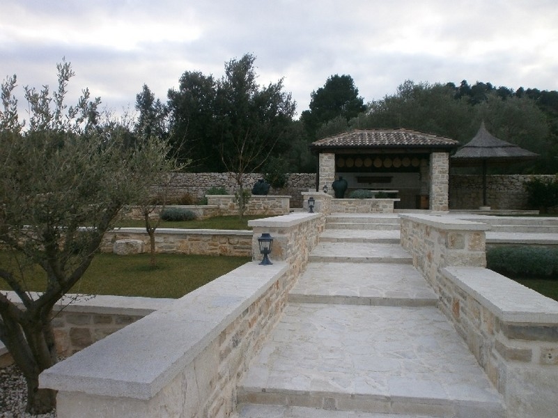 Výhled na moře z nemovitosti H1334, velké nemovitosti v první řadě na nábřeží.