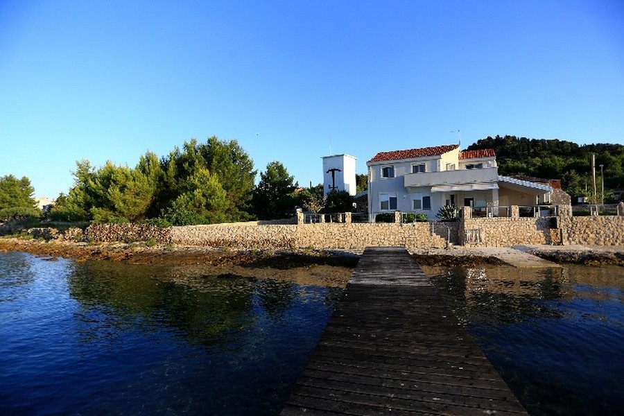 Terasa a výhled na moře z terasy vily v první řadě na pláž.