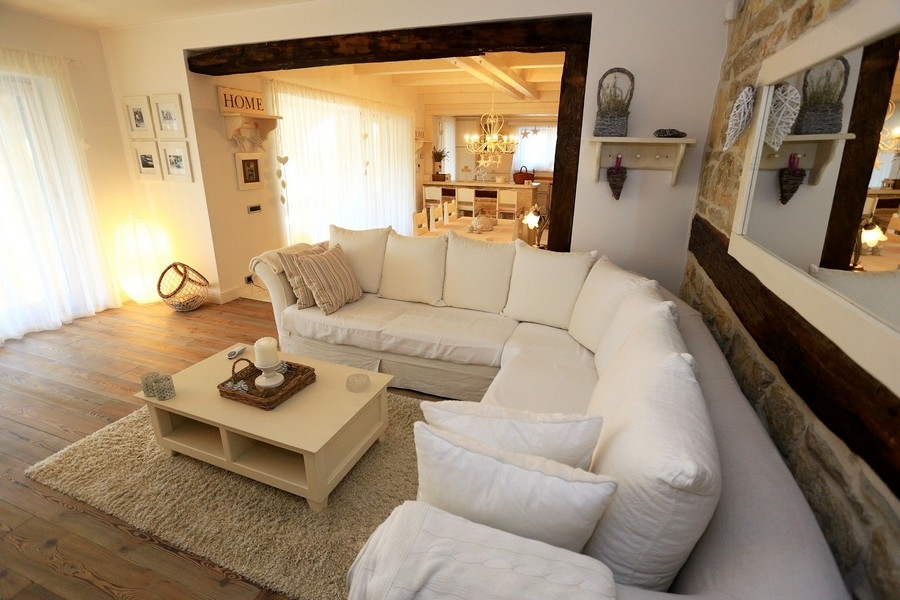 Pohled na středomořskou venkovní plochu s grilem.