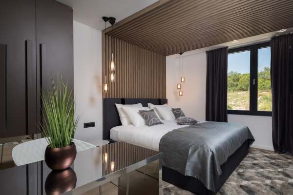 Jedna ložnice domu s šatní skříní a oknem