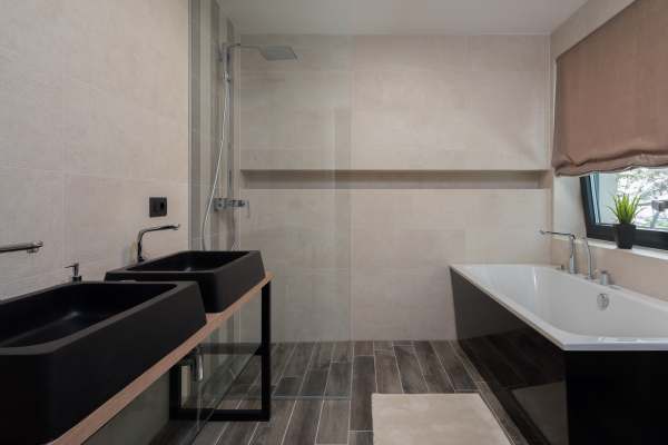 Další koupelna se sprchovým koutem a umyvadlem