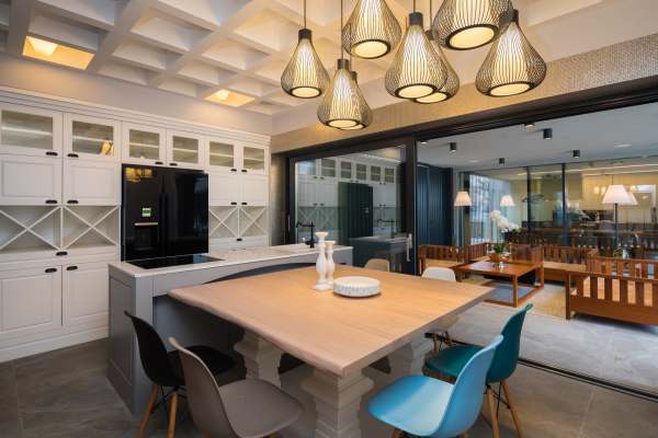 Kuchyň s jídelním koutem a vstupem na terasu