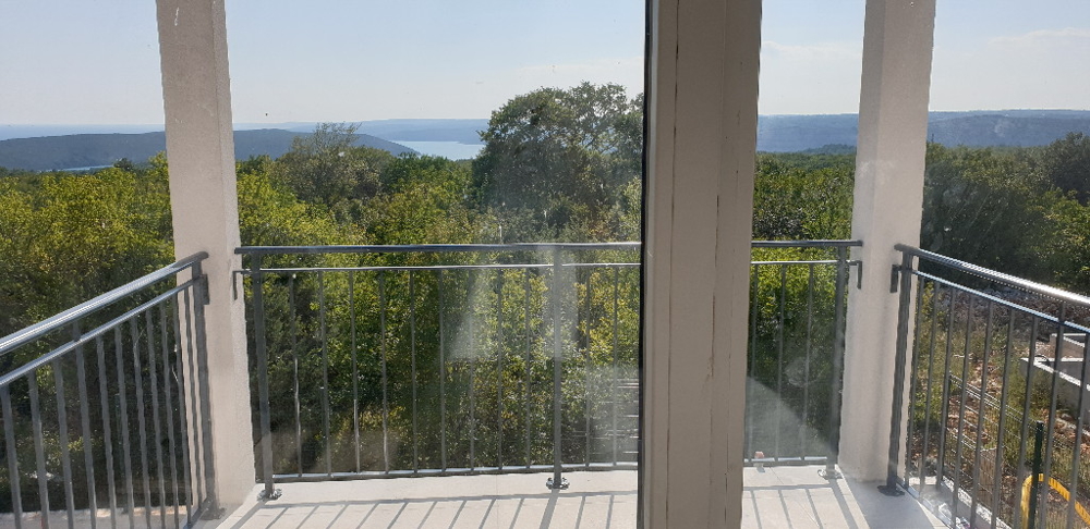 Kupte si nový kamenný dům s výhledem na moře a bazénem na Istrii - Panorama Scouting GmbH.
