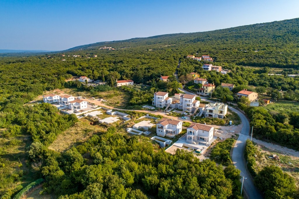 Pohled od vchodu do vily H1403 poblíž Labinu na východním pobřeží Istrie.