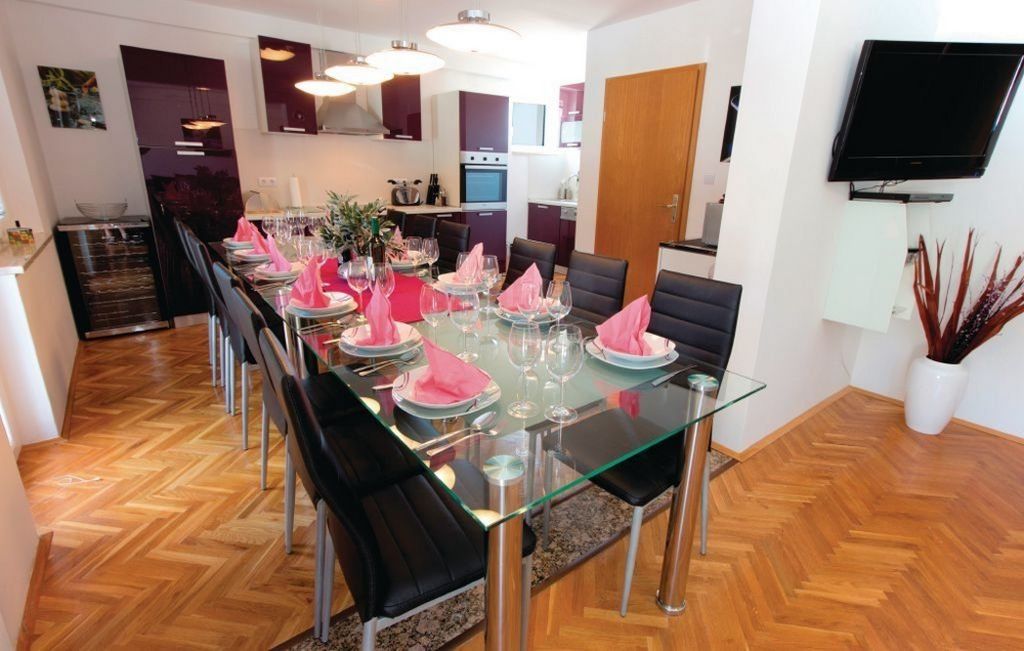 Pohled dovnitř: Jídelní kout a kuchyně s moderním vybavením.