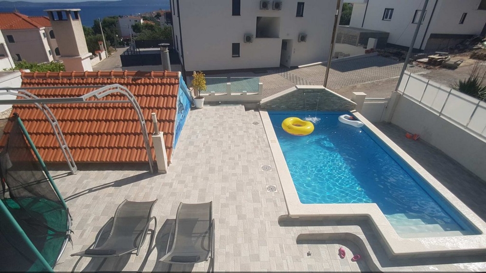 Výhled z balkónu na terasu a bazén